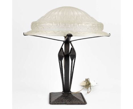 Schneider, a table lamp made of wrought iron and glass shade. Art Deco, circa 1930. (39 x 36cm)