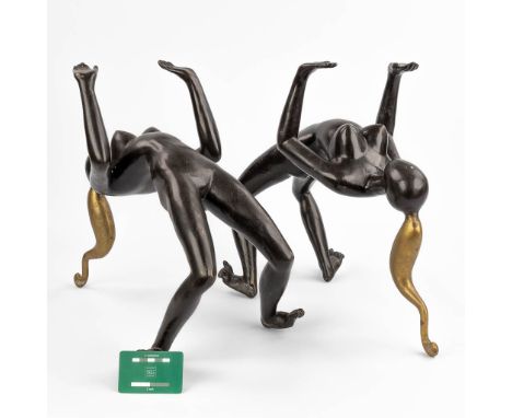 A pair of naked figurines, made of patinated bronze. Circa 1980. (27 x 48 x 42cm)