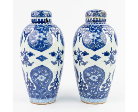 A pair of Chinese vases with lids, with a blue-white flower decor. Waarschijnlijk Kangxi. Condition: The vases have a large r