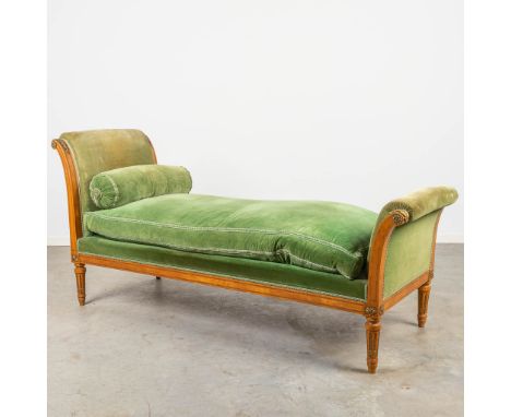 A 'Recamier' daybed made in Louis XIV style and finished with green velours. Around 1900. (70 x 200 x 95cm)