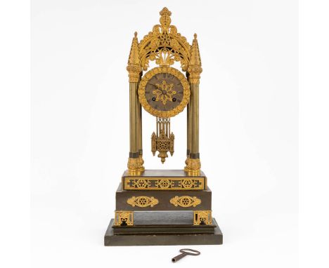 A table column clock made of gilt bronze in a gothic revival style. The second half of the 20ste eeuw. Condition: Missing the