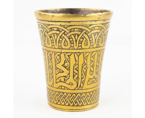 An antique bronze goblet/beaker, with Islamic/Arabic texts. 18th/19th century. (9,5 x 7,5cm)