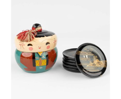 A vintage Kokeshi Bento coaster set, made of lacquered hardwood and made in Japan. 20th century. (10,5 x 9,5cm)