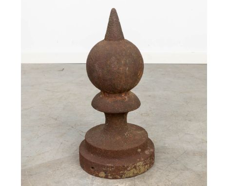 A garden ornament made of cast-iron. (44 x 22cm)
