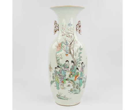 A Chinese vase decorated with ladies in the garden. Made of porcelain,Ê19th/20th century. (58 x 23 cm)