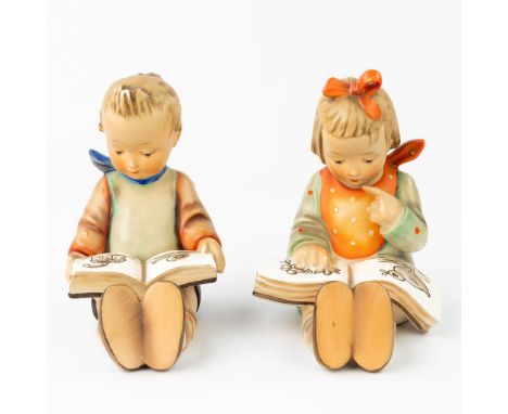 Hummel, a pair of figurines. Marked: 14/A en 14/B, made of ceramics. (11 x 10 x 14cm)