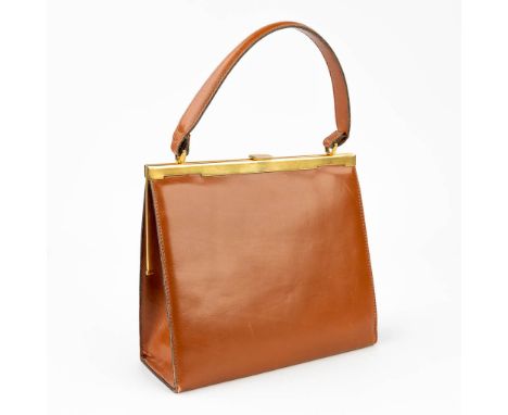Delvaux, a handbag made of brown leather. Decorated with gilt elements and made around 1940. (9 x 22 x 20cm)