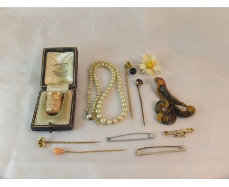 A 9 carat gold thimble, four various stock pins, three various scarf pins, daisy brooch, simulated pearl child's necklace and