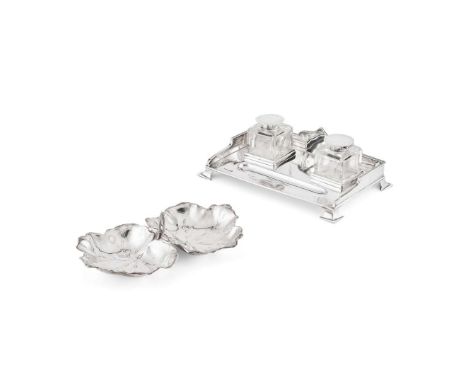  A 1920s INKSTAND WALKER & HALL, SHEFFIELD 1925 of rectangular outline, beaded border, two glass inkwells and pen recess, rai