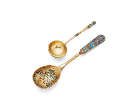  A RUSSIAN SILVER-GILT AND CHAMPLEVÉ ENAMEL SPOON LATE 19TH CENTURY KOKOSHNIK MARKS of Fiddle pattern outline, the twisted st