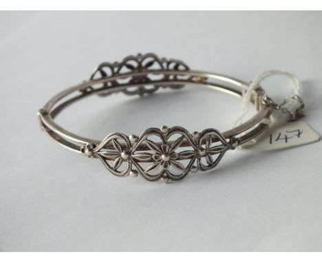 Fancy silver floral bangle 17g      