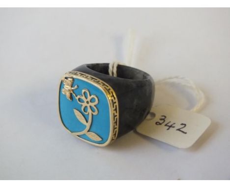 Large hard stone and enamel gold mounted ring – approx. P 