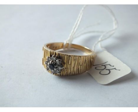 Vintage 18ct gold bark effect ring set with sapphire &amp; diamond  cluster approx size R  5.6g inc      