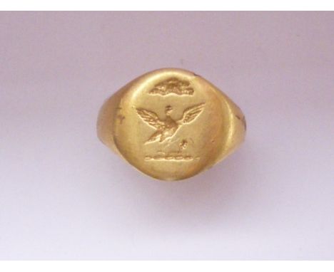 A gentleman's antique 18ct gold signet ring, the face intaglio-engraved with an armorial crest, 5.7g