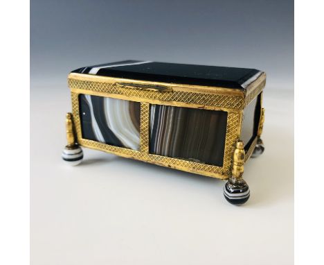 A 19th century agate and gilt-metal trinket box, 8 x 5 x 4 cm 