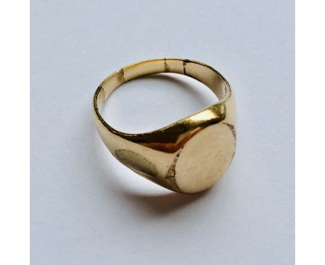 A high-carat yellow-metal signet ring, stamped '585', 3.2g