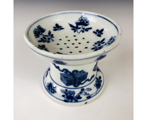 A Kangxi Chinese blue and white export porcelain pounce pot, 6.5 cm