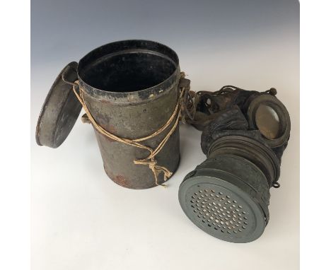 An Imperial German Model 1917 ledermaske / gas mask and carrier