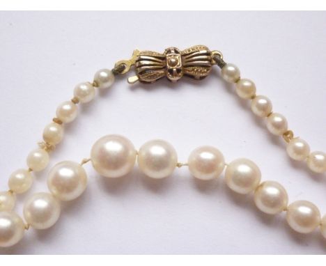 A vintage single-strand necklace of graded pearls, fastening with a 9ct gold bow-shaped box-link clasp, 46 cm, largest pearl 