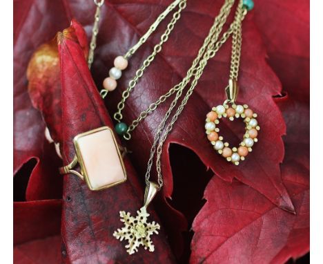 A collection of jewellery, to include; a snowflake pendant stamped '14k', with attached chain 9ct gold fine chain, a coral se
