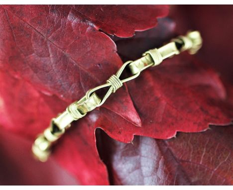 An 18ct yellow gold bracelet, the decorative bow shaped links with wire work detail and bolt ring clasp, 22cm long, weight 10