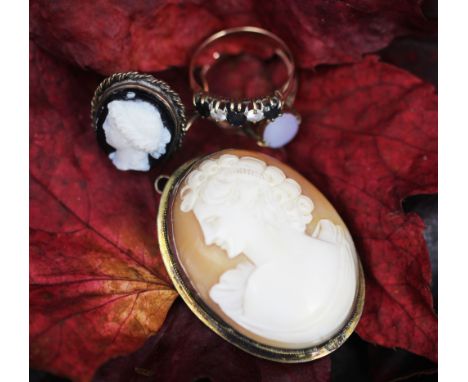 A selection of assorted jewellery, to include; a 9ct gold ring set with a hardstone, a glass cameo set ring in yellow metal s