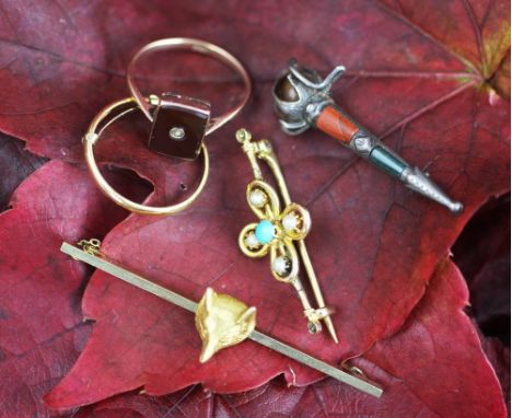 A 9ct yellow gold foxes mask bar brooch, 5.5cm long with attached safety chain, a Scottish silver and agate brooch, a 22ct ye