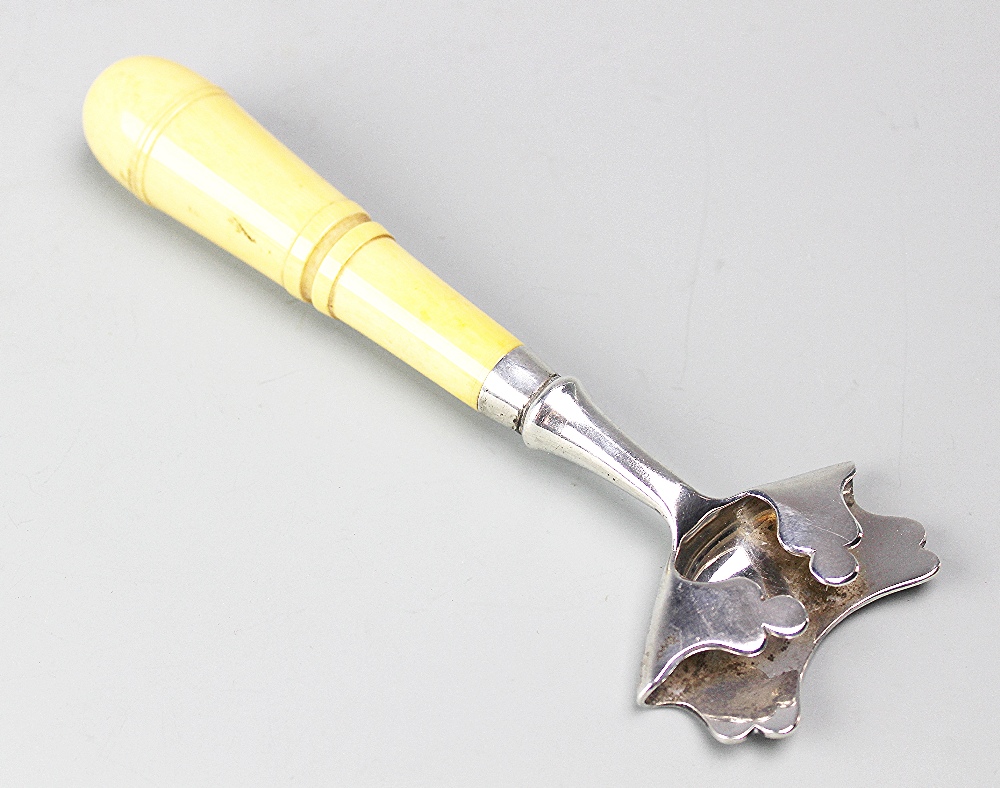 A silver and ivory handled plate server, Goldsmiths and Silversmiths Co Ltd, London 1898, with tu