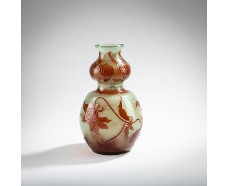 Emile Gallé, Nancy, Vase 'Dahlias', um 1900Doppelkürbisform. H. 23,3 cm. Überfangglas, opal hellgrün, farblos und braun. Geät