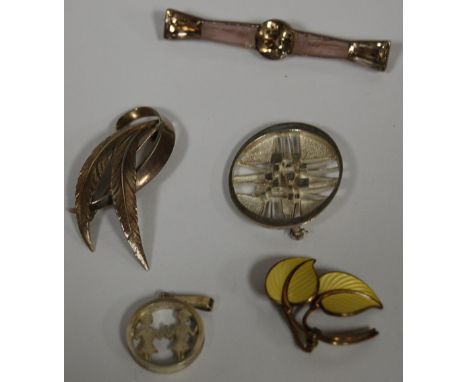 Assorted  contemporary silver brooches and pendants to include enamel set example (5)