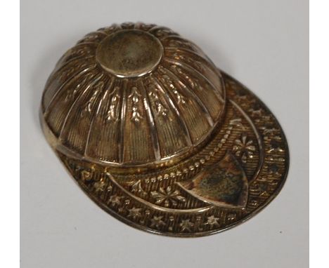 A silver jockey cap caddy spoon Condition Report / Extra Information Tarnished and with light surface scratches throughout.
