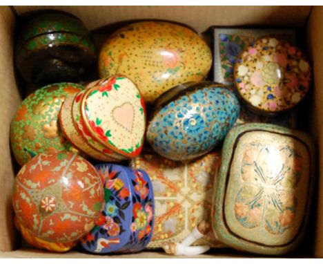 A quantity of lacquered trinket and collectors' boxes