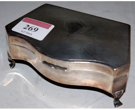 An engine turned silver ring box Condition Report / Extra Information Date 1909.
Does not stand level.
Lid slightly misshapen