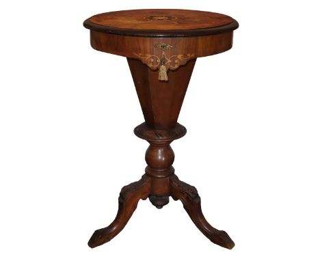With inlays on the top and on the frill in light woods, three-spoke foot         