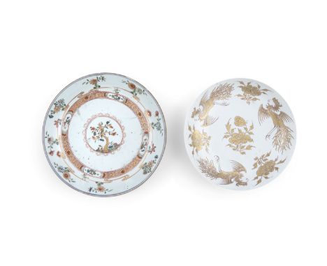A FINE CHINESE GILT DECORATED 'THREE PHOENIX' DISH, Qianlong (1736-95), of circular form, with gently raised sides, painted t