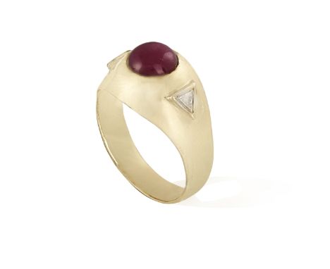 A RUBY AND DIAMOND GYPSY RING, the yellow gold mount set with a ruby cabochon, between triangular-shaped diamond shoulders, w