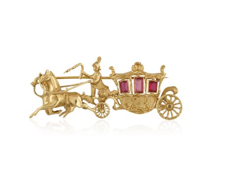 A GOLD AND SYNTHETIC RUBY NOVELTY BROOCH, designed as a horse-drawn carriage with textured gold detail embossed throughout, s