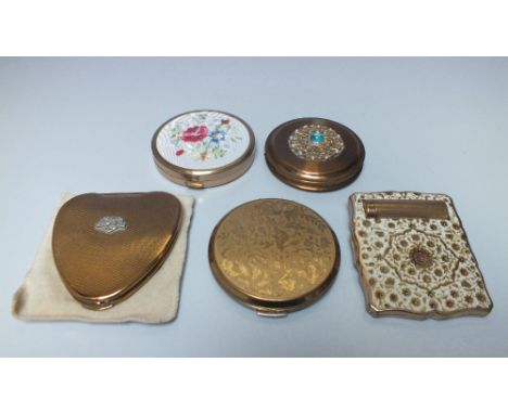 A VINTAGE 'KIGU' CHERIE HEART SHAPED LADIES POWDER COMPACT, together with a Stratton lipstick and powder compact, together wi
