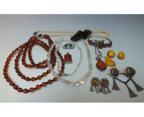 A SELECTION OF VINTAGE AND AMBER COSTUME JEWELLERY, to include a butterscotch amber pendant stick pin, matched faux earrings,