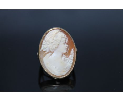 A 9 CARAT YELLOW GOLD CAMEO RING, measuring 3 cm by 2.2 cm, ring size R