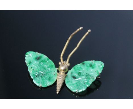 A SPINACH JADE TYPE BUTTERFLY BROOCH, stamped 14K with spring style antennae, the jade type wings having pierced and engraved