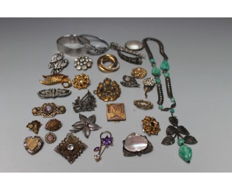 A COLLECTION OF VINTAGE COSTUME JEWELLERY, various styles and periods, to include brooches, bracelets, necklaces and dress cl