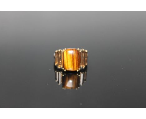 A 9 CARAT YELLOW GOLD TIGER'S EYE RING, ring size K