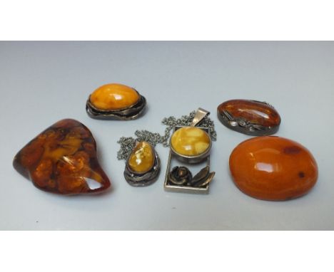 A SELECTION OF VINTAGE AND MODERN AMBER COSTUME JEWELLERY, to include an unusual oval amber brooch with gilt / yellow metal f