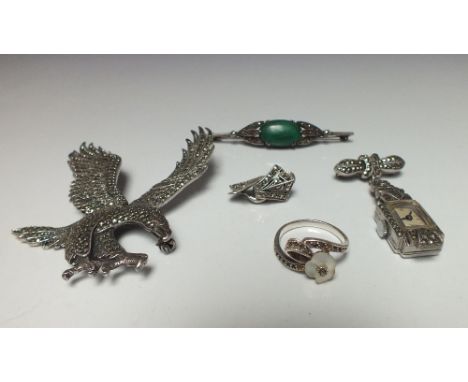 A SMALL SELECTION OF MARCASITE SET JEWELLERY ITEMS, to include a silver eagle brooch, pair of clip-on earrings, and a vintage