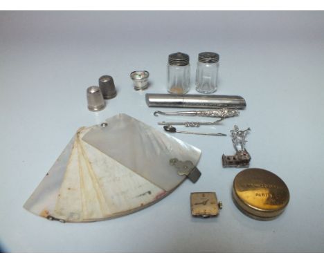 A SMALL SELECTION OF COLLECTABLES, to include a hallmarked silver thimble, a set of sterling silver lidded cruets, and a moth