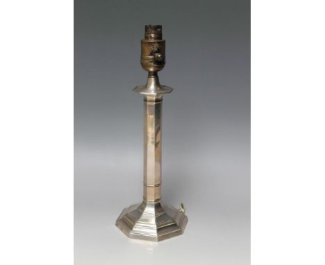 A HALLMARKED SILVER TABLE LAMP BY MAPPIN & WEBB - LONDON 1926, of plain octagonal column form on a stepped footed base with b