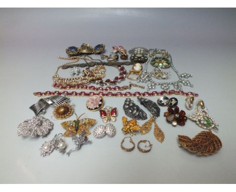 A COLLECTION OF VINTAGE COSTUME JEWELLERY, comprising mostly brooches, together with a selection of necklaces etc., and a gil