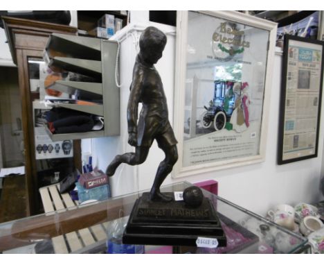 BRONZE MODEL OF A FOOTBALLER, STANLEY MATTHEWS