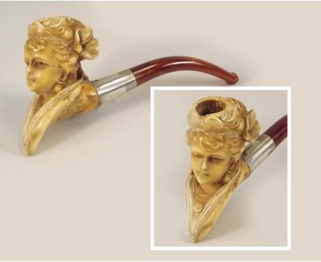 MEERSCHAUM.
A carved Meerschaum pipe.
Length 10 cm.